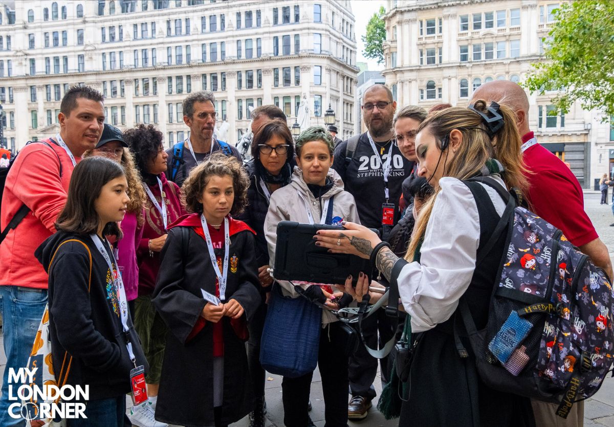 Tour di Harry Potter a Londra a Piedi con Guida Italiana - Halloween Edition - foto 4 (Fuori dalla stazione metropolitana "St. Paul's", davanti Caffè Nero)