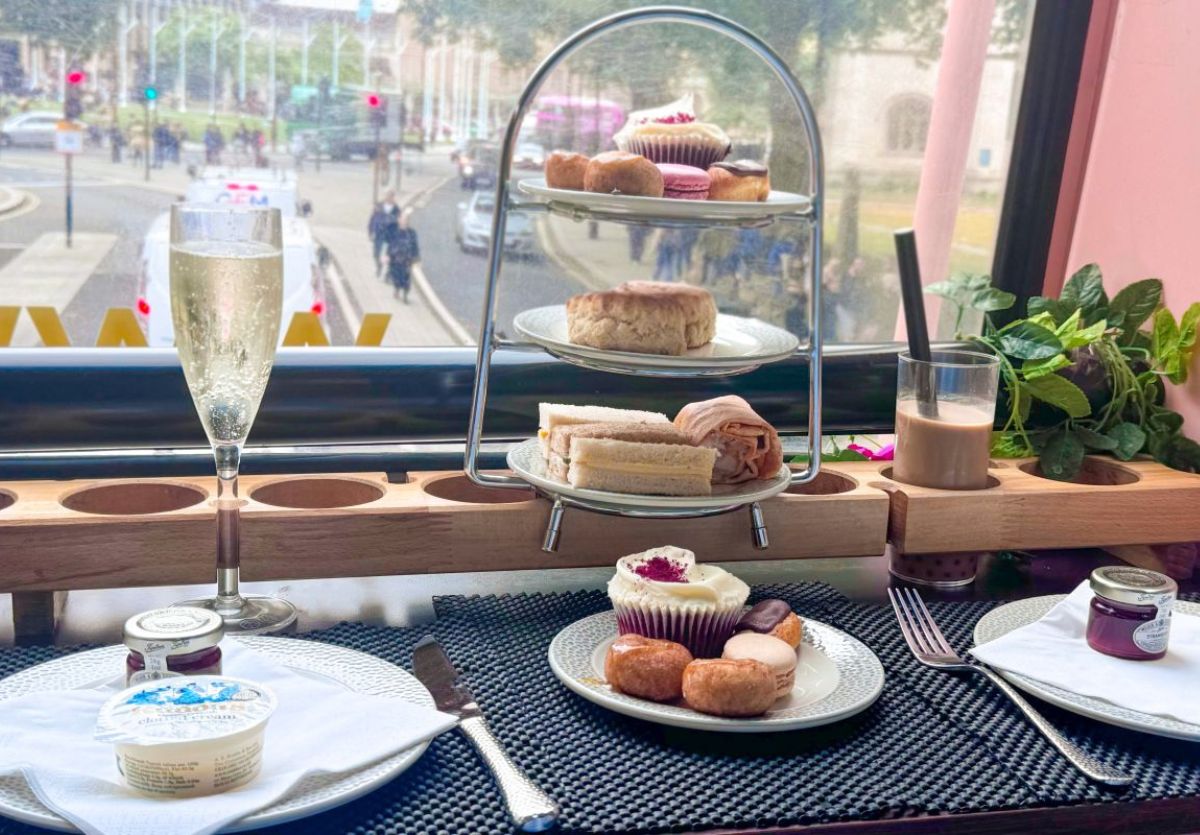 Afternoon Tea sul bus a tema Taylor Swift