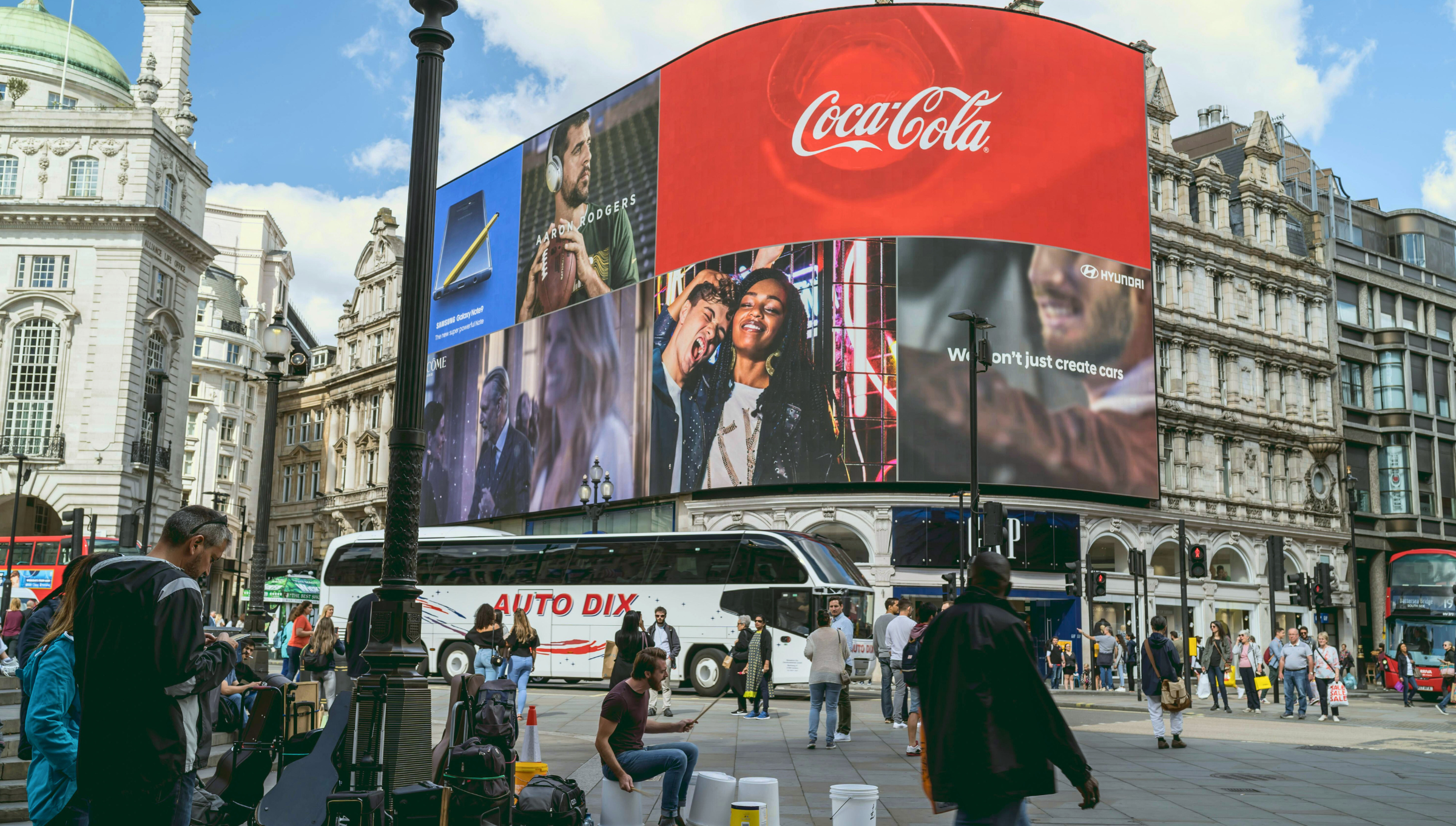 Piccadilly Circus: L'Iconica Piazza di Londra