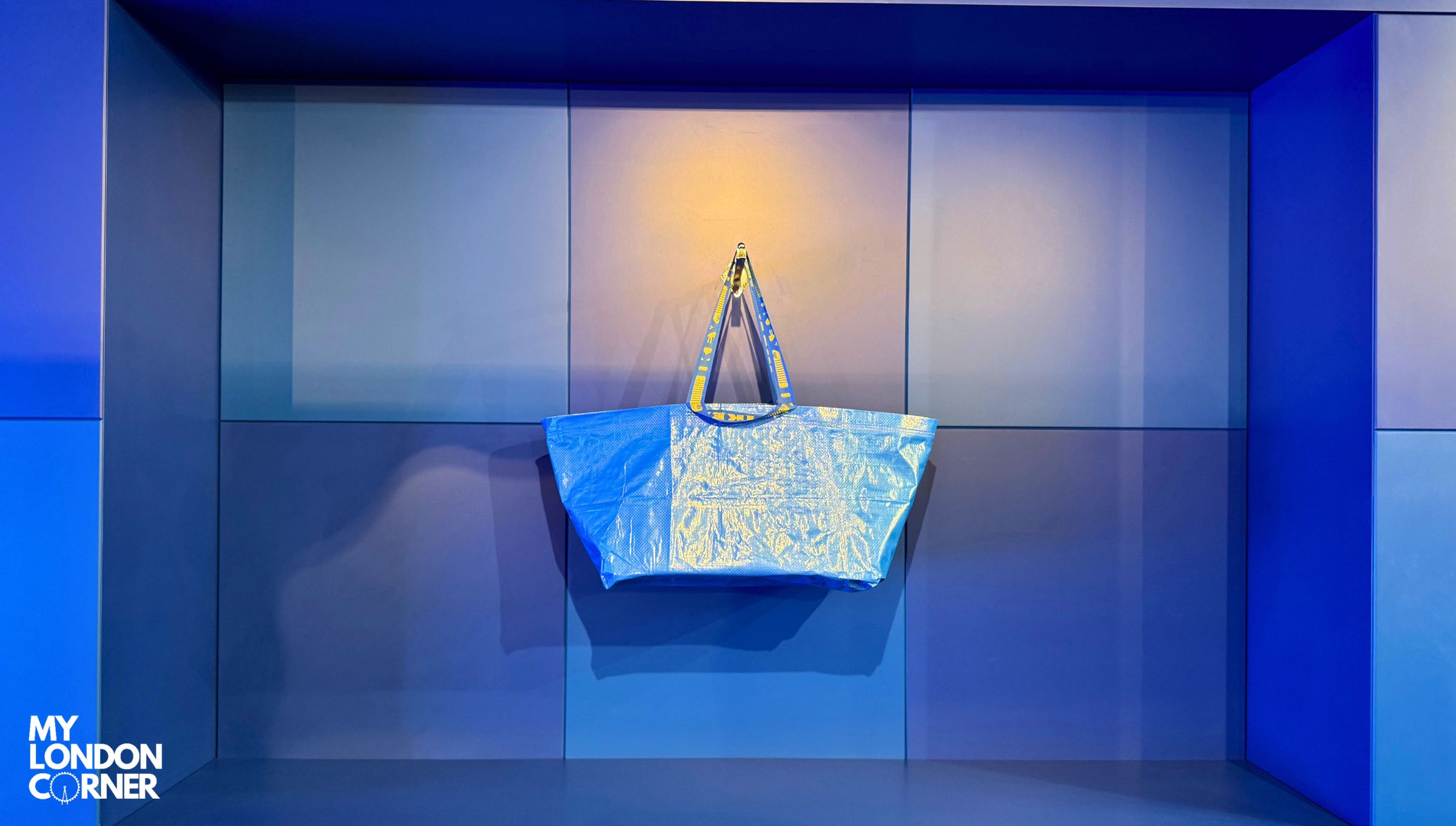 IKEA inaugura "Hus of FRAKTA": il pop-up della borsa blu a Oxford Circus