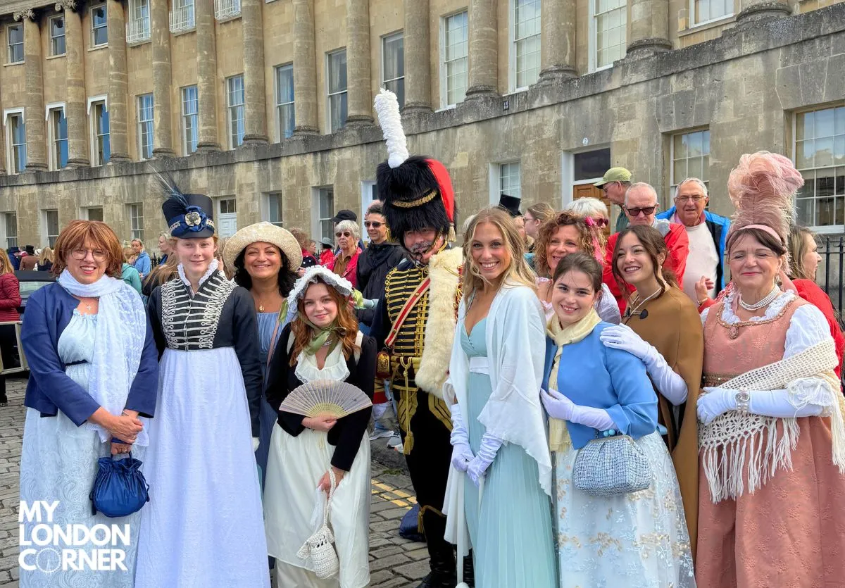 Donne vestite in abiti Regency