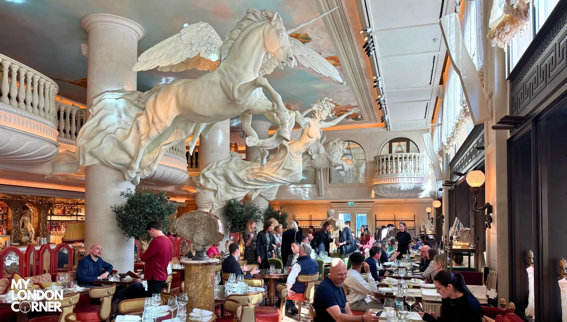 Bacchanalia Londra: il ristorante più scenografico di Mayfair tra mito, arte e cucina mediterranea