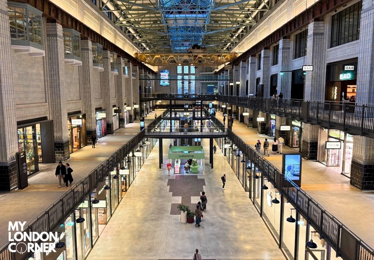Shopping interno alla Battersea Power Station di Londra